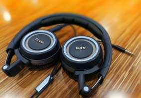 耳机插上电脑后有电流声怎么解决