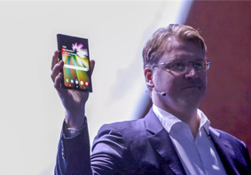 三星可折叠手机正式亮相 平板大小屏幕可折叠