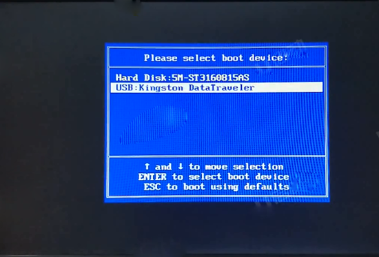 在启动选项窗口中选择usb：Kingston